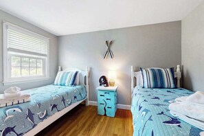WiFi, bed sheets - Charming coastal home near pond with sunroom, open layout, yard & AC (Yarmouth)