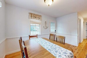 Dining - Cozy cottage near beaches, attractions, restaurants & shops (Yarmouth)