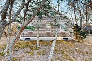 Exterior - Cozy cottage near beaches, attractions, restaurants & shops (Yarmouth)