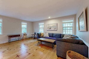 TV, offices - Cozy cottage near beaches, attractions, restaurants & shops (Yarmouth)