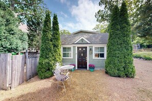 Outdoor dining - Charming studio with amazing location near town & beach (Oak Bluffs)