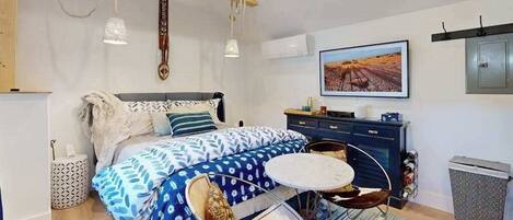 Tabla de planchar con plancha, wifi y ropa de cama