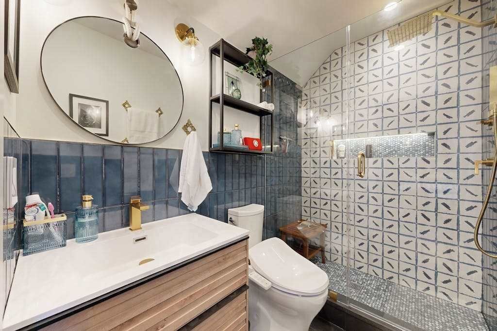 Douche, sèche-cheveux, serviettes fournies