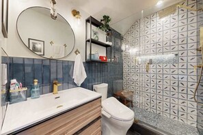 Shower, hair dryer, towels - Charming studio with amazing location near town & beach (Oak Bluffs)