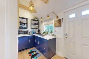 Microwave, stovetop, coffee/tea maker, toaster - Charming studio with amazing location near town & beach (Oak Bluffs)