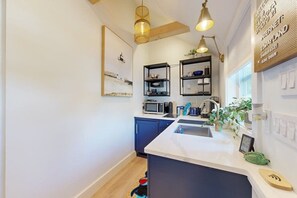 Mikrovågsugn, spishäll, kaffe- och tebryggare och brödrost