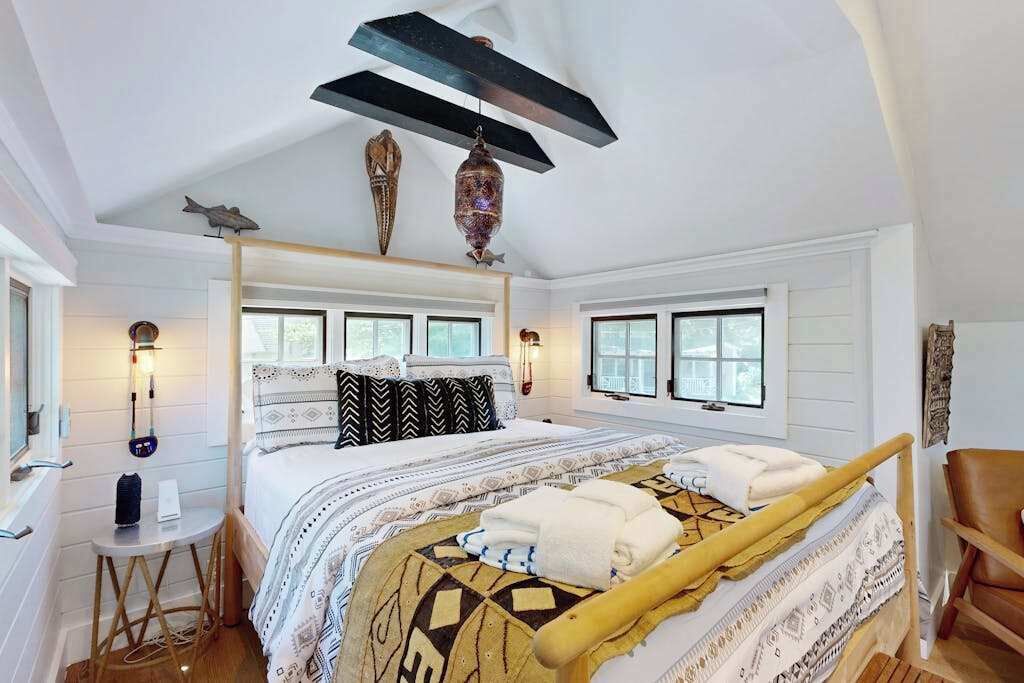 Desk, iron/ironing board, WiFi, bed sheets