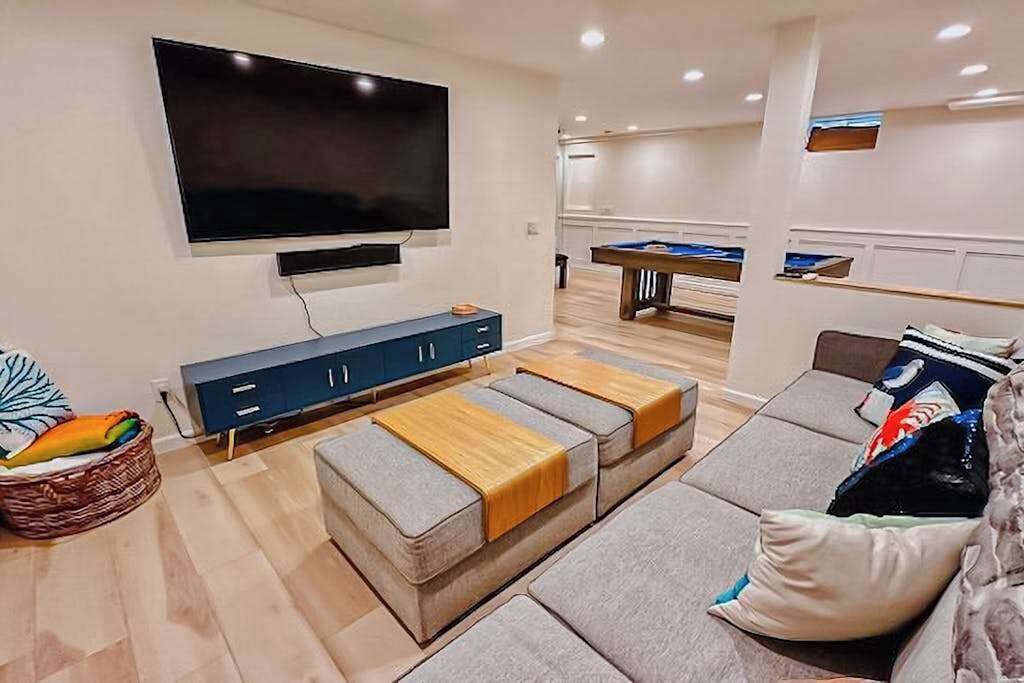 Spacious Home In Central Location With Beautiful Patio, Pool Table, W/d, & Ac - 매사추세츠