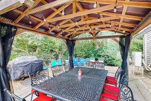 Outdoor dining - Spacious home in central location with beautiful patio, pool table, W/D, & AC (Oak Bluffs)