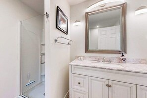 Shower, hair dryer, towels - Spacious home in central location with beautiful patio, pool table, W/D, & AC (Oak Bluffs)