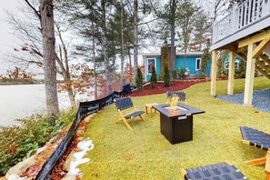 Outdoor dining - Fantastic lakefront home with firepit, game room, fireplace & W/D, dog-friendly (Plymouth)