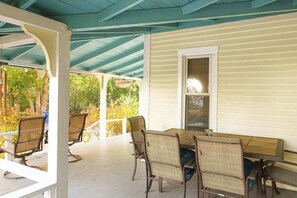 Outdoor dining - Family friendly, walking distance to town, harbor, shops, restaurants, beaches (Oak Bluffs)
