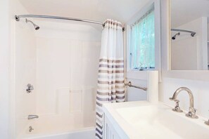 Shower, hair dryer, towels - Family friendly, walking distance to town, harbor, shops, restaurants, beaches (Oak Bluffs)