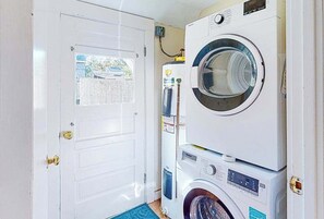 Interior - Family friendly, walking distance to town, harbor, shops, restaurants, beaches (Oak Bluffs)