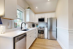 Fridge, microwave, oven, stovetop - Beautifully remodeled cottage near the beach with central AC, gas grill & lawn (Orleans)