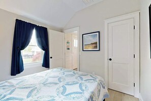 WiFi, bed sheets - Beautifully remodeled cottage near the beach with central AC, gas grill & lawn (Orleans)