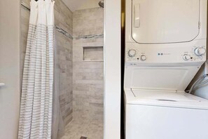 Shower, hair dryer, towels - Beautifully remodeled cottage near the beach with central AC, gas grill & lawn (Orleans)