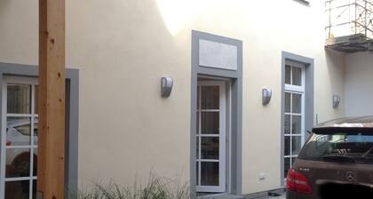 Loft in former wine distillery. At ground level in the inner courtyard on the market square.
