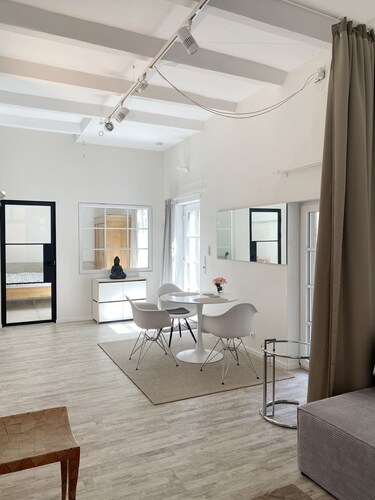 Loft in former wine distillery. At ground level in the inner courtyard on the market square.