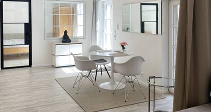 Loft in former wine distillery. At ground level in the inner courtyard on the market square.