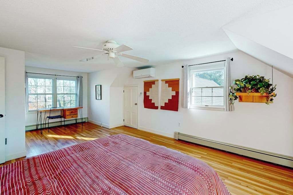 Desk, iron/ironing board, WiFi, bed sheets