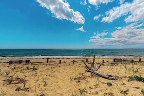 Beach nearby - Charming coastal studio with private beach access, scenic patio, grill, & games (North Truro)
