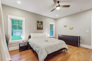 Travel cot, WiFi, bed sheets - Modern Luxe on the Cape | Sleek Design, Central Air, Serene Views (Mashpee)