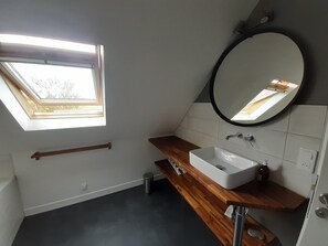 Dusche, Haartrockner, Seife, Toilettenpapier