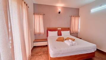 Deluxe Double Room | Desk, free WiFi, bed sheets