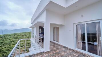 Suite, 2 Bedrooms, Balcony, Garden View | Teres/patio