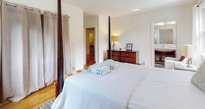 Coastal Retreat | Walk to Inkwell Beach, Dining & Flying Horses Carousel