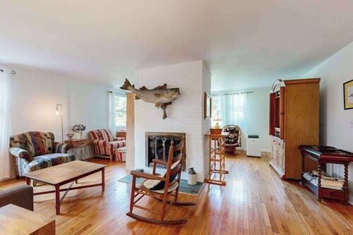 Coastal Retreat | Walk to Inkwell Beach, Dining & Flying Horses Carousel