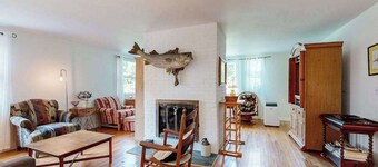 Coastal Retreat | Walk to Inkwell Beach, Dining & Flying Horses Carousel