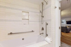 Shower, hair dryer, towels - Tall Pines | House in Wellfleet (Wellfleet)