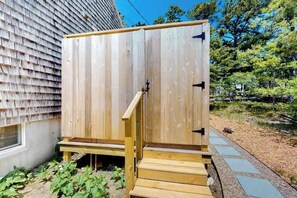 Property grounds - Tall Pines | House in Wellfleet (Wellfleet)