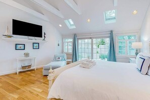 Room - Tree-lined home with lovely yard, decks & private beach access - walk to town (West Hyannisport)