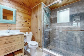 Shower, hair dryer, towels - Drummer Cove Retreat | House in Wellfleet (Wellfleet)