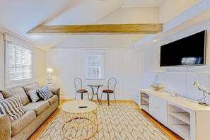 TV, offices - Duplex bungalows with fast WiFi, enclosed yard, & walkable locale, dog-friendly (West Yarmouth)