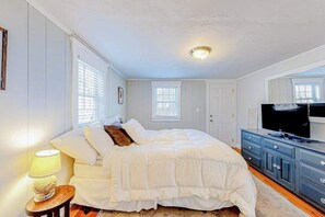 Iron/ironing board, WiFi, bed sheets - Duplex bungalows with fast WiFi, enclosed yard, & walkable locale, dog-friendly (West Yarmouth)