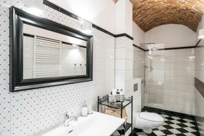 Comfort-Apartment | Badezimmer | Handtücher, Seife, Shampoo, Toilettenpapier