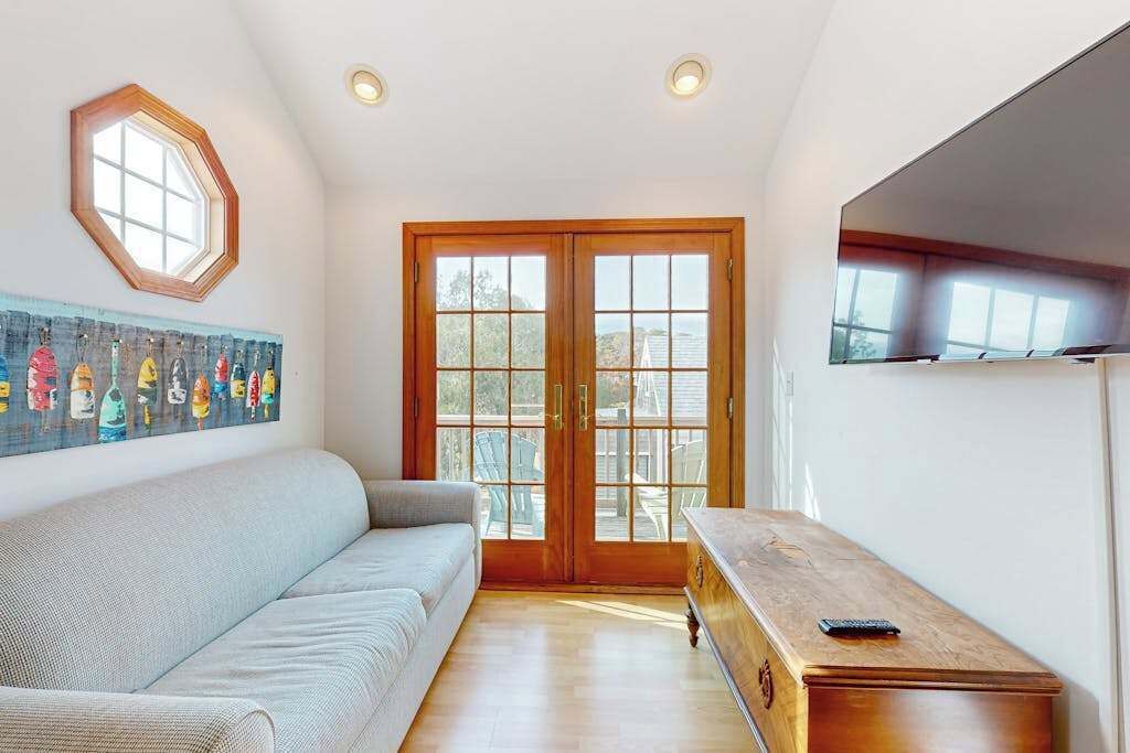 TV, fireplace, offices