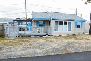 Terrace/patio - Coastal cottage close to sandy beach with private deck, kayaks & dog friendly (Dennis Port)