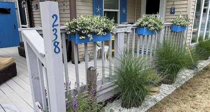 Coastal cottage close to sandy beach with private deck, kayaks & dog friendly