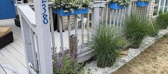 Coastal cottage close to sandy beach with private deck, kayaks & dog friendly