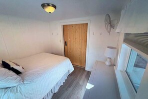 Iron/ironing board, WiFi, bed sheets - Coastal cottage close to sandy beach with private deck, kayaks & dog friendly (Dennis Port)