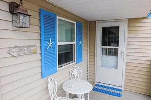 Outdoor dining - Coastal cottage close to sandy beach with private deck, kayaks & dog friendly (Dennis Port)