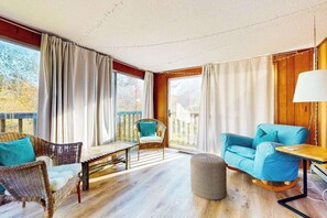 TV, offices - Classic Coastal Retreat W/ Free WiFi, Beach Access Nearby, Sunroom & Back Patio (West Yarmouth)
