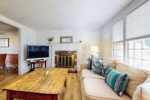 TV, offices - Classic Coastal Retreat W/ Free WiFi, Beach Access Nearby, Sunroom & Back Patio (West Yarmouth)
