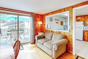 TV, fireplace, offices - Private house close to beach with grill, AC, yard, and deck (Yarmouth)