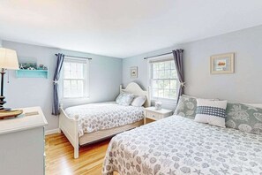 Iron/ironing board, travel cot, WiFi, bed sheets - Private house close to beach with grill, AC, yard, and deck (Yarmouth)